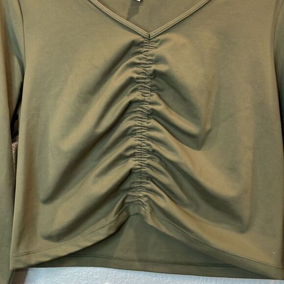 NEW All in Motion Flex Shirred Cropped Long Sleeve in Moss Green Size XL - Picture 3 of 8